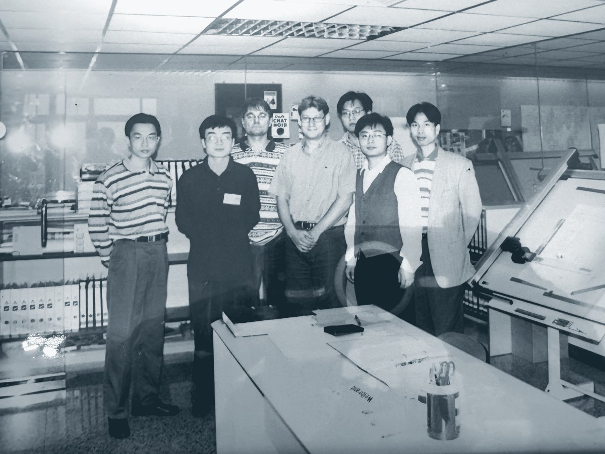 Wolfgang Schügner mit Kollegen im Konstruktionsbüro des Joint Ventures in Südchina