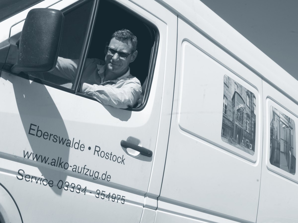 Wolfgang Schügner am Steuer eines Servicewagens der Alko Fördertechnik GmbH